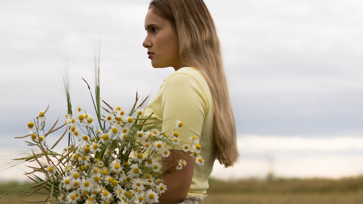 Skandi-Model mit Blumenstrauß